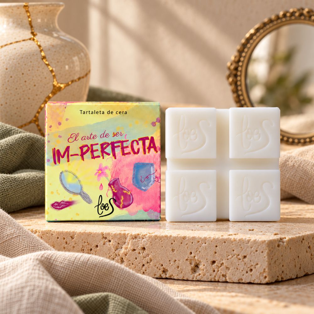 Tartaleta de cera perfumada El arte de ser Im-Perfecta de LoeS, con sus 4 cubos grabados junto a un jarrón restaurado con kintsugi – D'Arome