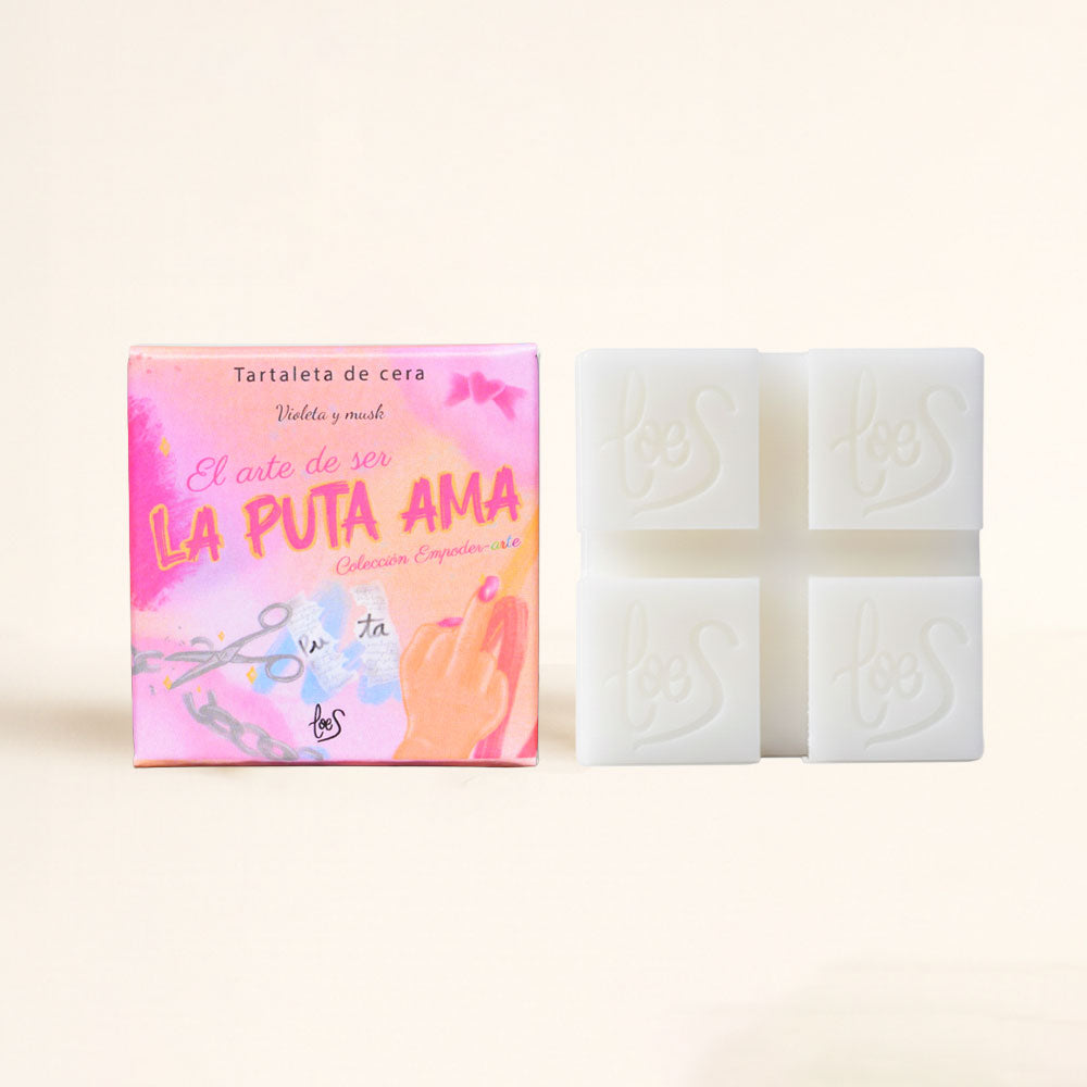 Tartaleta de cera perfumada para quemador La Puta Ama de LoeS, aroma a violeta y musk, 4 onzas con el logo LoeS y caja de la colección Empoder-arte – D’Arome