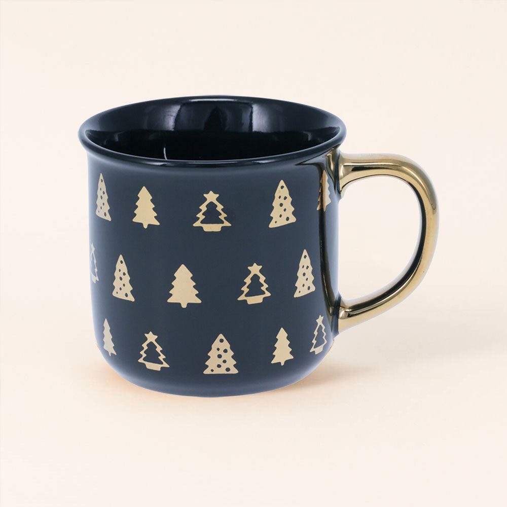 Descubre la Taza Árbol de Navidad en negro y toques dorados. Perfecta para tus cafés festivos o como regalo elegante. Llévatela ahora.
