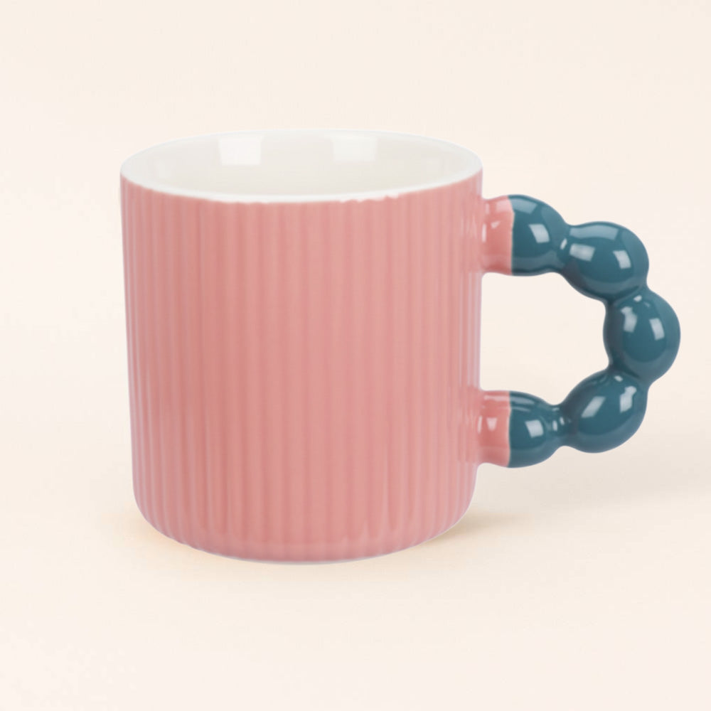 La Taza Burbuja Rosa aporta alegría y diseño. Cerámica moderna con asa azul burbujeante. 🌸 ¡Haz que tus cafés sean pura inspiración!