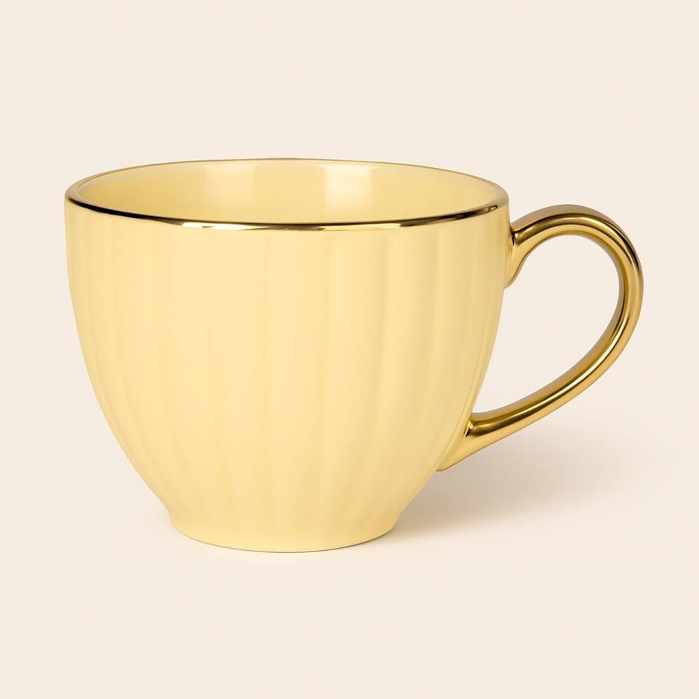 Empieza el día con luz. La Taza ENCANTO Amarilla con 400 ml aporta alegría y mucho estilo a tus momentos de café o té.