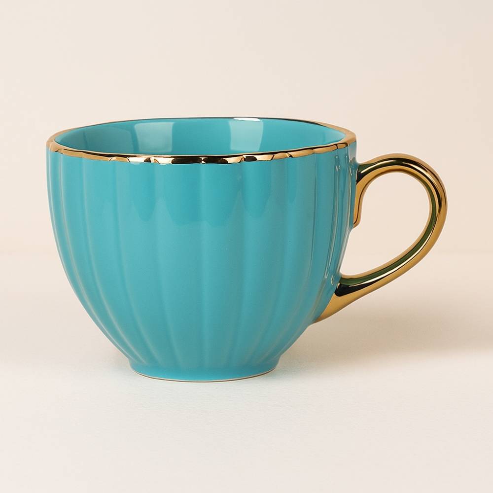 Calma y estilo en una pieza. La Taza ENCANTO Azul con 400 ml es perfecta para café o té. Tiene borde dorado y un diseño top.