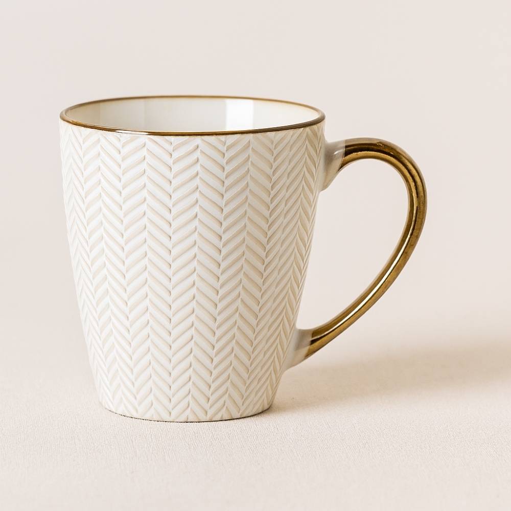 La Taza Espigas con 370 ml 🌾 tiene un relieve natural y detalles dorados que enamoran. Perfecta para tés, cafés y momentos de calma con estilo.