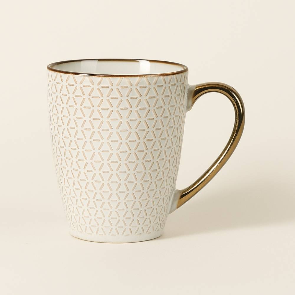 La Taza Estrella tiene una capacidad de 370 ml ⭐ Relieve de estrellas y acabado dorado. Disfruta un café, té o chocolate con un toque brillante.