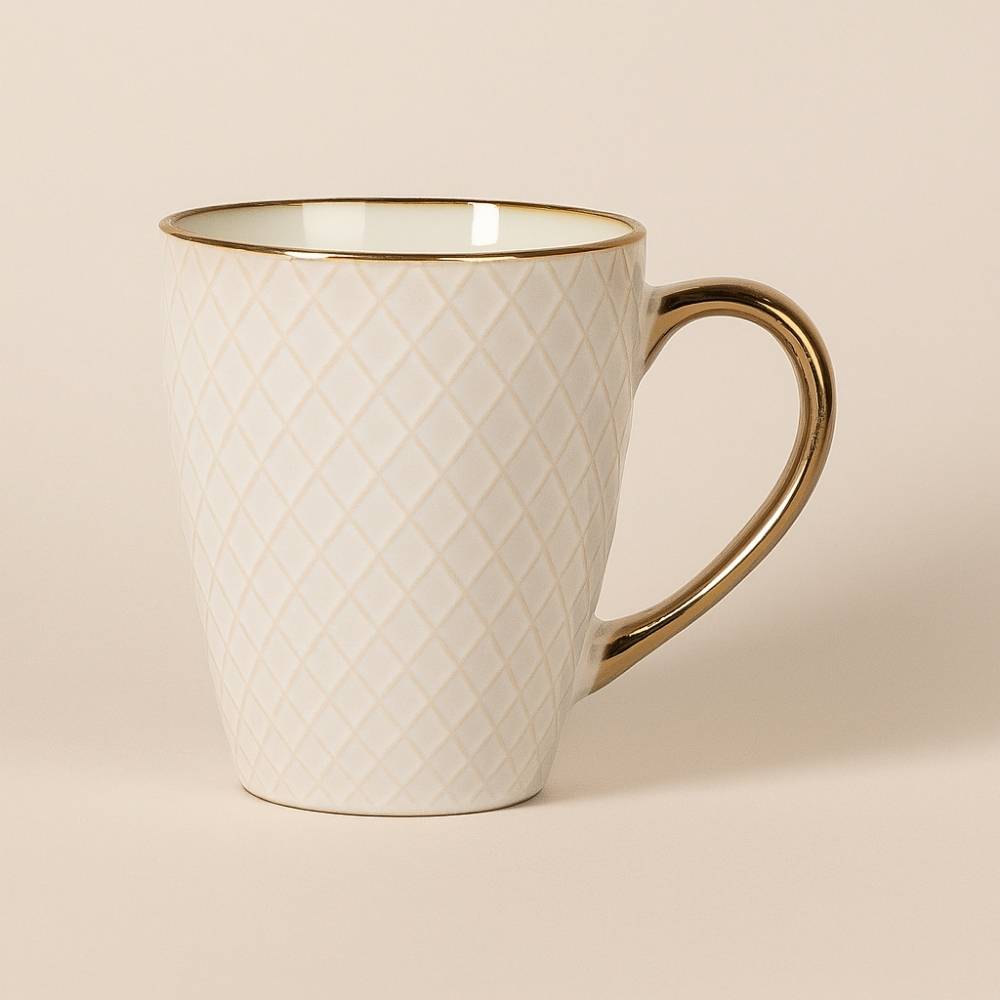 Taza Rejilla con 370 ml de capacidad 🖤 Patrón geométrico y toques dorados. El equilibrio perfecto entre diseño, elegancia y funcionalidad.