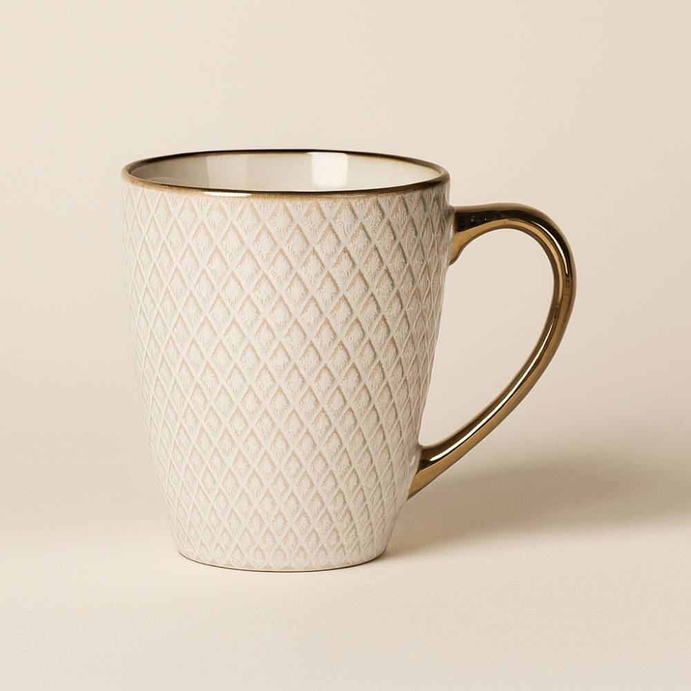 Taza Rombos de 370 ml ✨ Diseño elegante y acabados dorados. Ideal para café, té o chocolate. ¡Convierte cada sorbo en un momento especial!