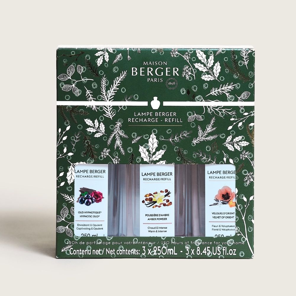 Packaging navideño del trío pack Magical Maison Berger con caja verde ilustrada con hojas de acebo y muérdago recambios de Lampe Berger 3x250ml ideal para regalar – D'Arome