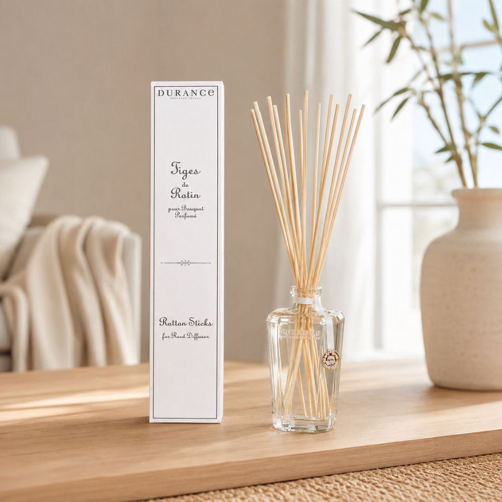 Caja de varillas de rattan Durance junto a gran mikado bouquet parfumé montado sobre recibidor de madera con jarrón cerámico – D'Arome