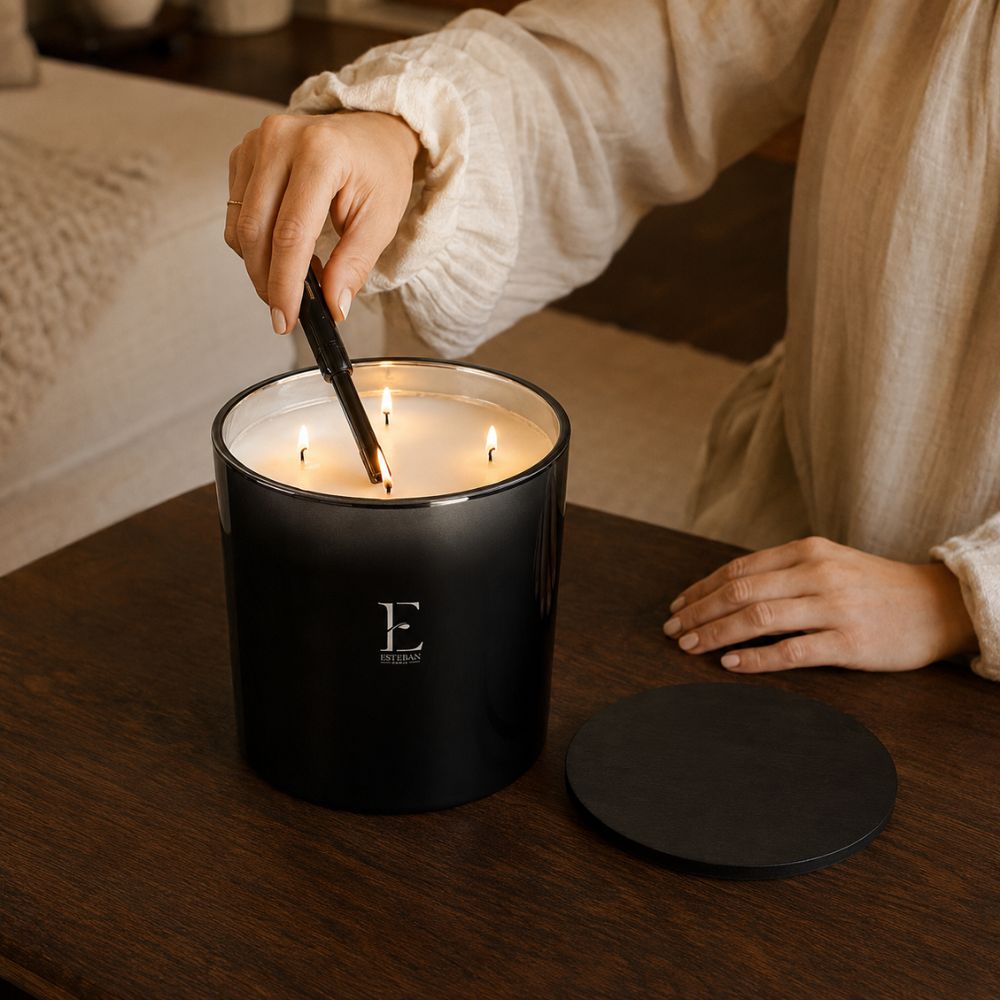 Mujer encendiendo con una varilla de mechero la vela aromática Figue Noire Edición Premium Esteban París de 1,5 kg – D'Arome