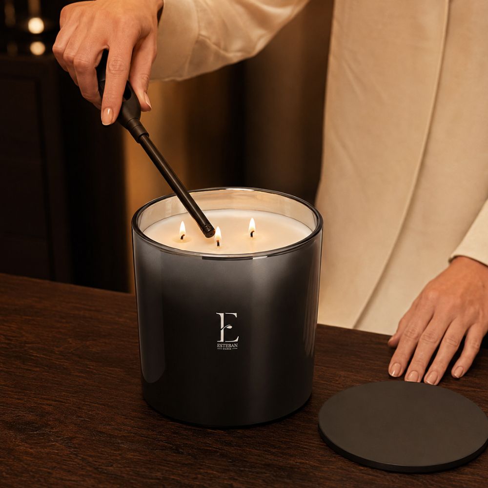 Detalle de las mechas encendidas de la vela aromática Neroli Edición Premium Esteban París en ambiente cálido nocturno – D'Arome