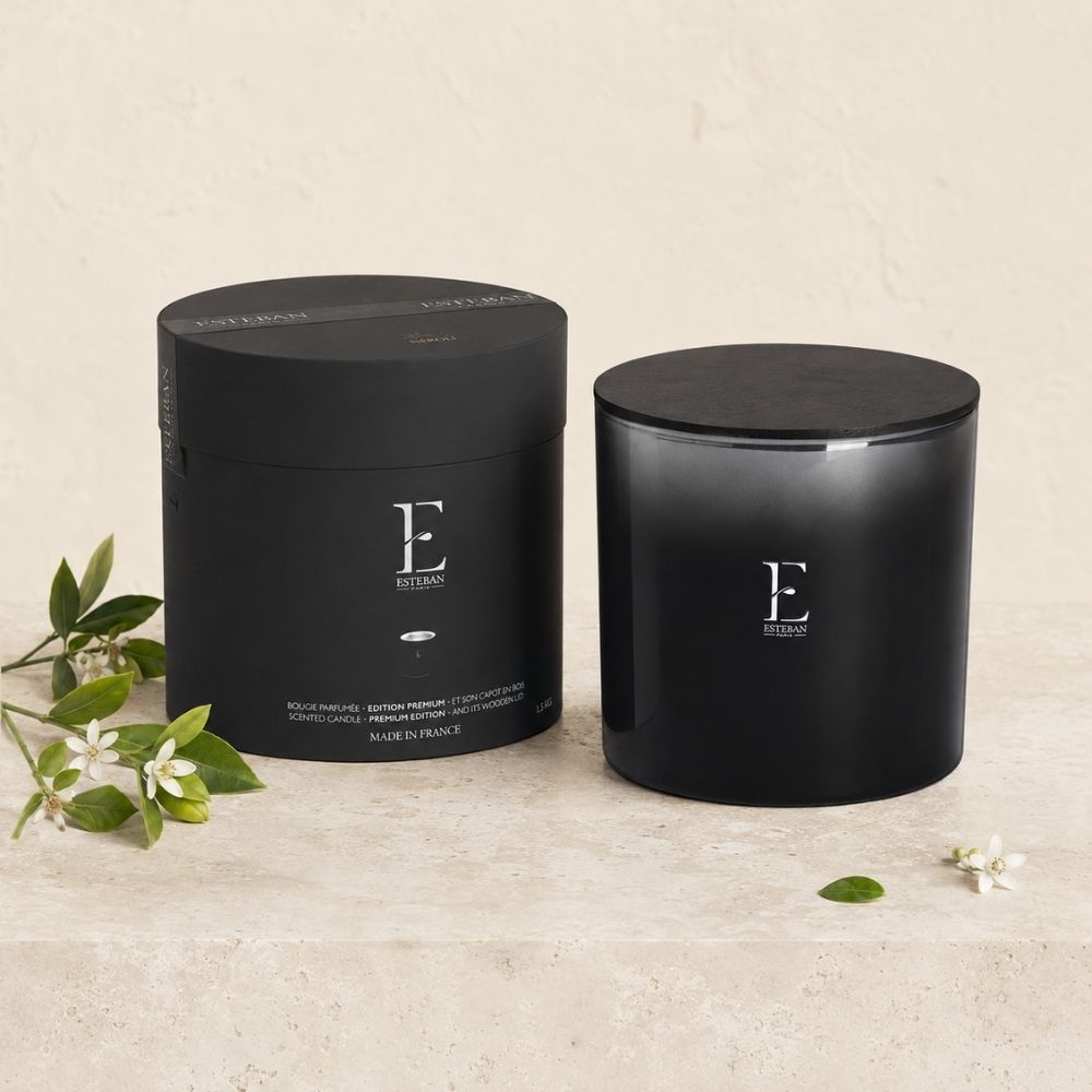 Vela aromática Neroli Edición Premium Esteban París de 1,5 kg junto a su caja cilíndrica, tapa de madera y flores de azahar – D'Arome