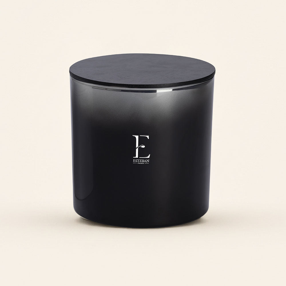 Vela aromática 1500g Figue Noire Esteban Paris cerrada con su tapa de madera negra, edición premium – D'Arome