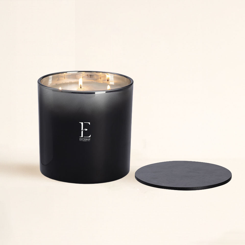 Vela aromática 1500g Figue Noire Esteban Paris encendida con tres mechas, edición premium con tapa de madera – D'Arome