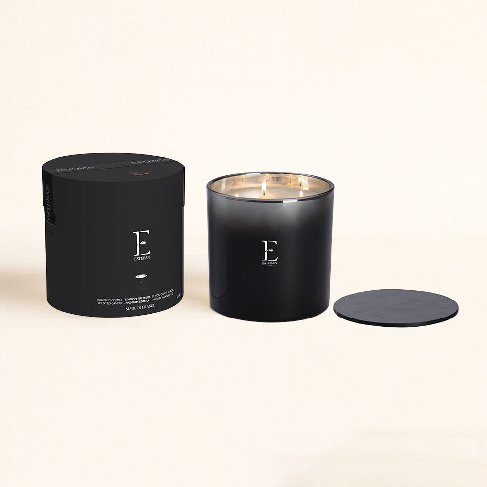 Vela aromática 1500g Neroli Esteban Paris encendida junto a su caja y tapa de madera, edición premium – D'Arome