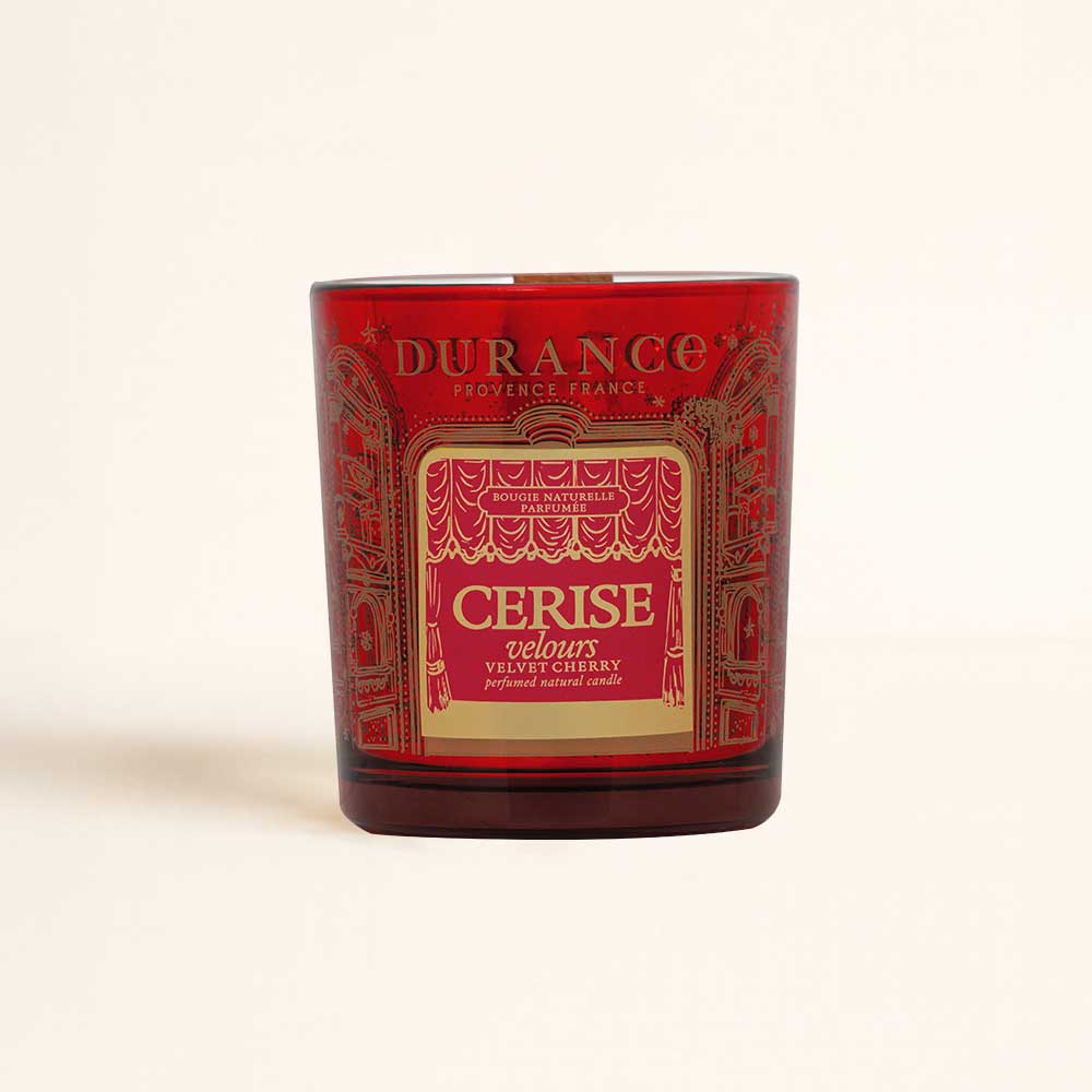 Detalle del envase de vidrio rojo con motivos dorados de la vela Cereza Aterciopelada 300g de Durance, etiqueta Velvet Cherry – D'Arome