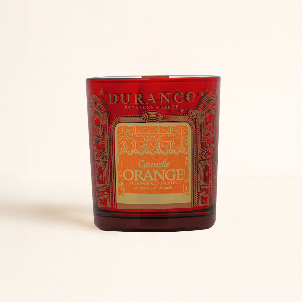 Detalle del envase de vidrio rojo con motivos dorados de la vela Cannelle Orange (Naranja Canela) 300g de Durance, etiqueta Orange Cinnamon – D'Arome