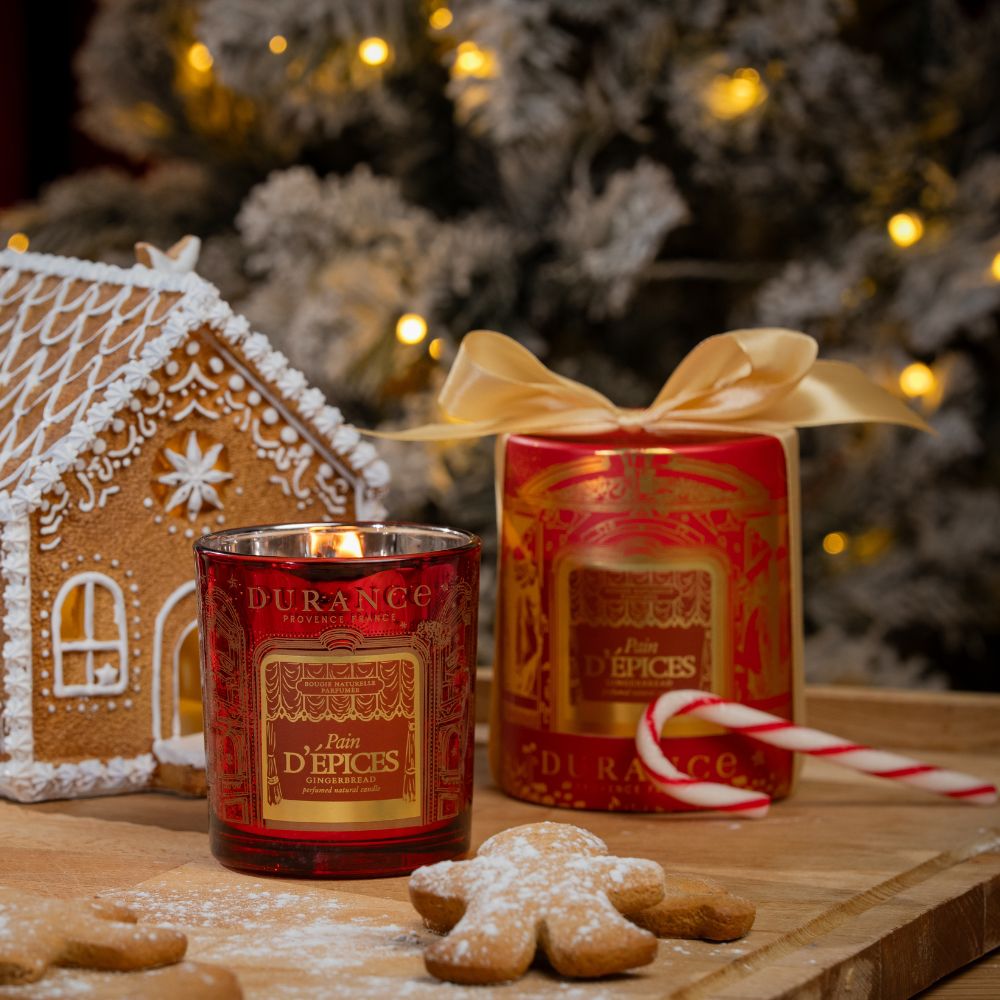 Vela aromática cera natural Pan de Especias 300g de Durance encendida junto a bastón de caramelo, casita de jengibre y caja de regalo con lazo dorado – D'Arome