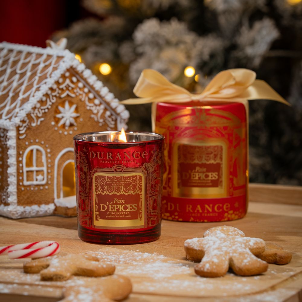 Vela aromática cera natural Pan de Especias 300g de Durance encendida junto a casita de jengibre, galletas y su caja de regalo con lazo dorado – D'Arome