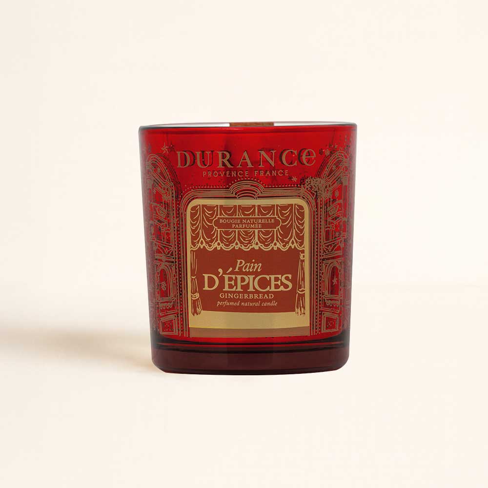 Detalle del envase de vidrio rojo con motivos dorados de la vela Pan de Especias 300g de Durance, etiqueta Gingerbread – D'Arome