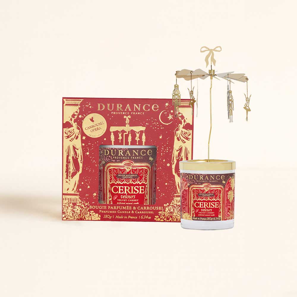 Vela carrusel Cerise Velours Durance 180g con carrusel giratorio dorado de bailarinas y soldaditos, junto a su caja – D'Arome