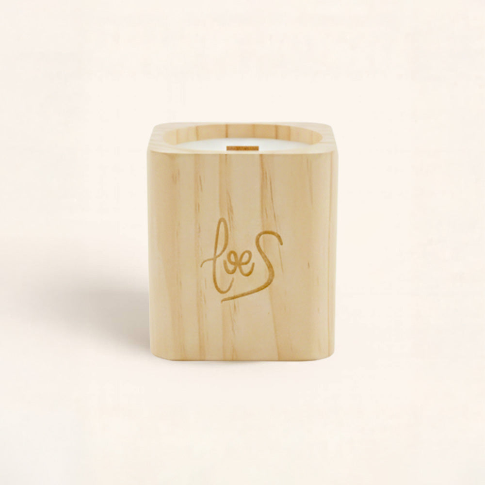 Vela Decorativa Mantel Puesto en la Mesa. Aroma Gingerbread y mecha de madera. ✨ Dulce, cálida y perfecta para decorar tu mesa esta Navidad.