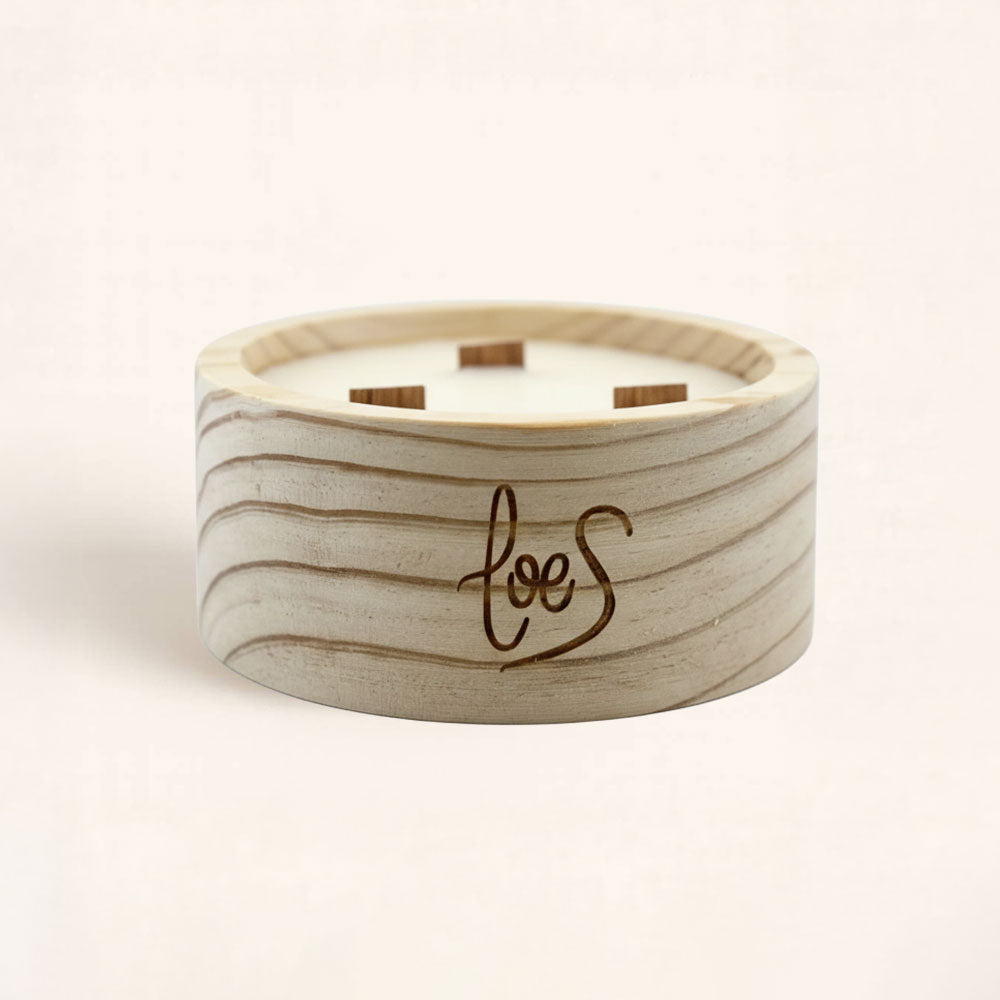 Vela decorativa Mantel Puesto en la Mesa redonda con 3 mechas y aroma Gingerbread. Dulce, cálida y perfecta para iluminar tus cenas navideñas.