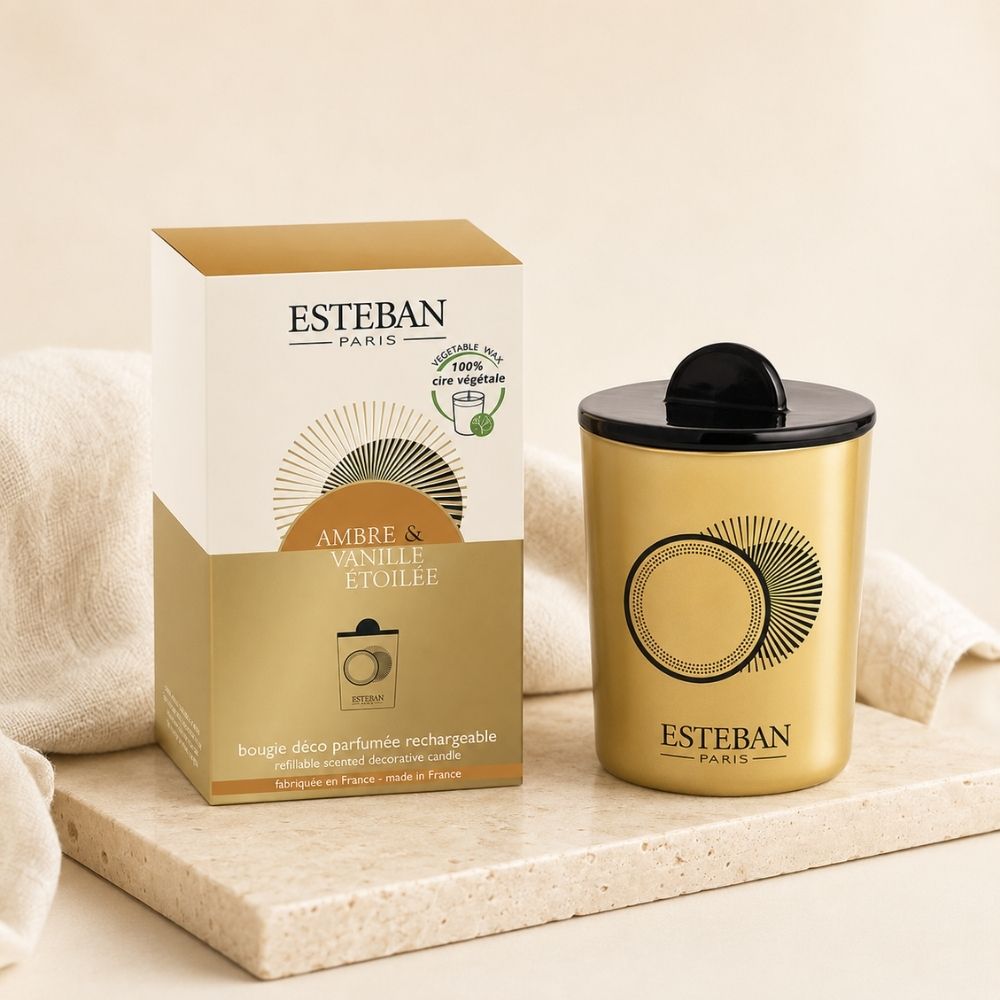 Vela decorativa perfumada recargable Ambre et Vanille Étoilée Esteban París junto a su caja de cera vegetal 100% – D'Arome