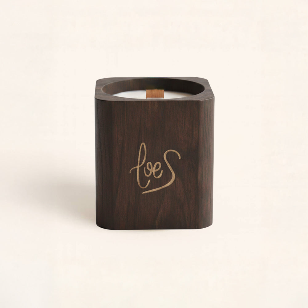 Vela decorativa Villancicos por las Calles cuadrada. Aroma amaderado. Tradición, calidez y Navidad en estado puro. Perfecta para decorar.