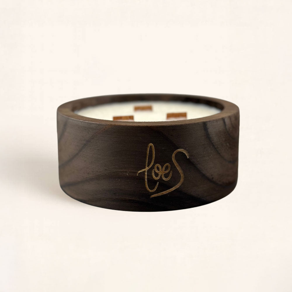 Vela decorativa Villancicos por las Calles Redonda con 3 mechas de madera. Aroma Cálido y perfecto para momentos navideños especiales.