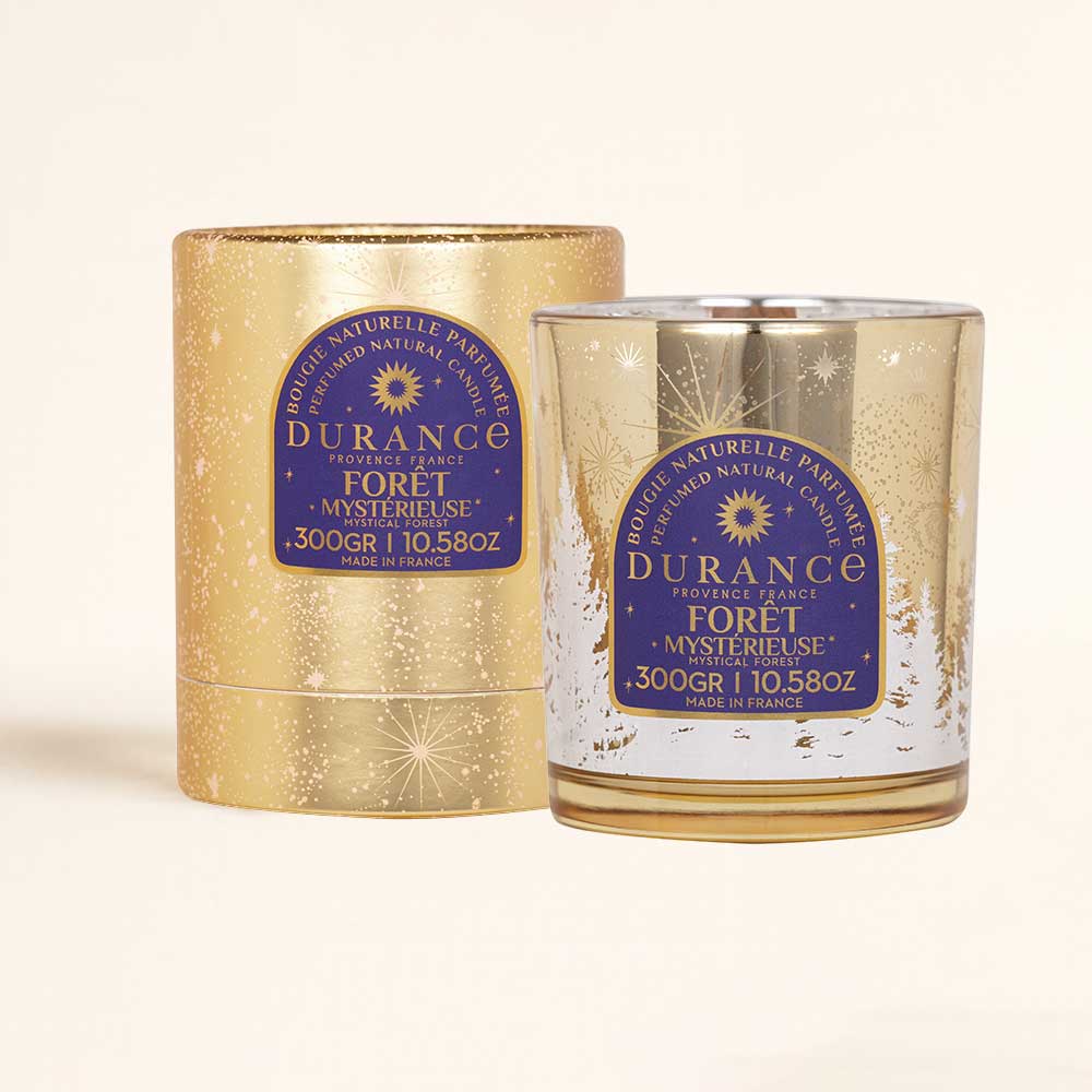 Vela natural perfumada Bosque Misterioso: aroma amaderado, cera natural y mecha crepitante. ¡Llena tu hogar de calma y magia navideña!