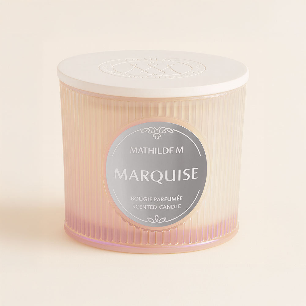 Vela perfumada premium Marquise con 3 mechas (400 g) de Mathilde M. Perfuma hasta 50 h con este aroma icónico. Lujo decorativo y aromático.