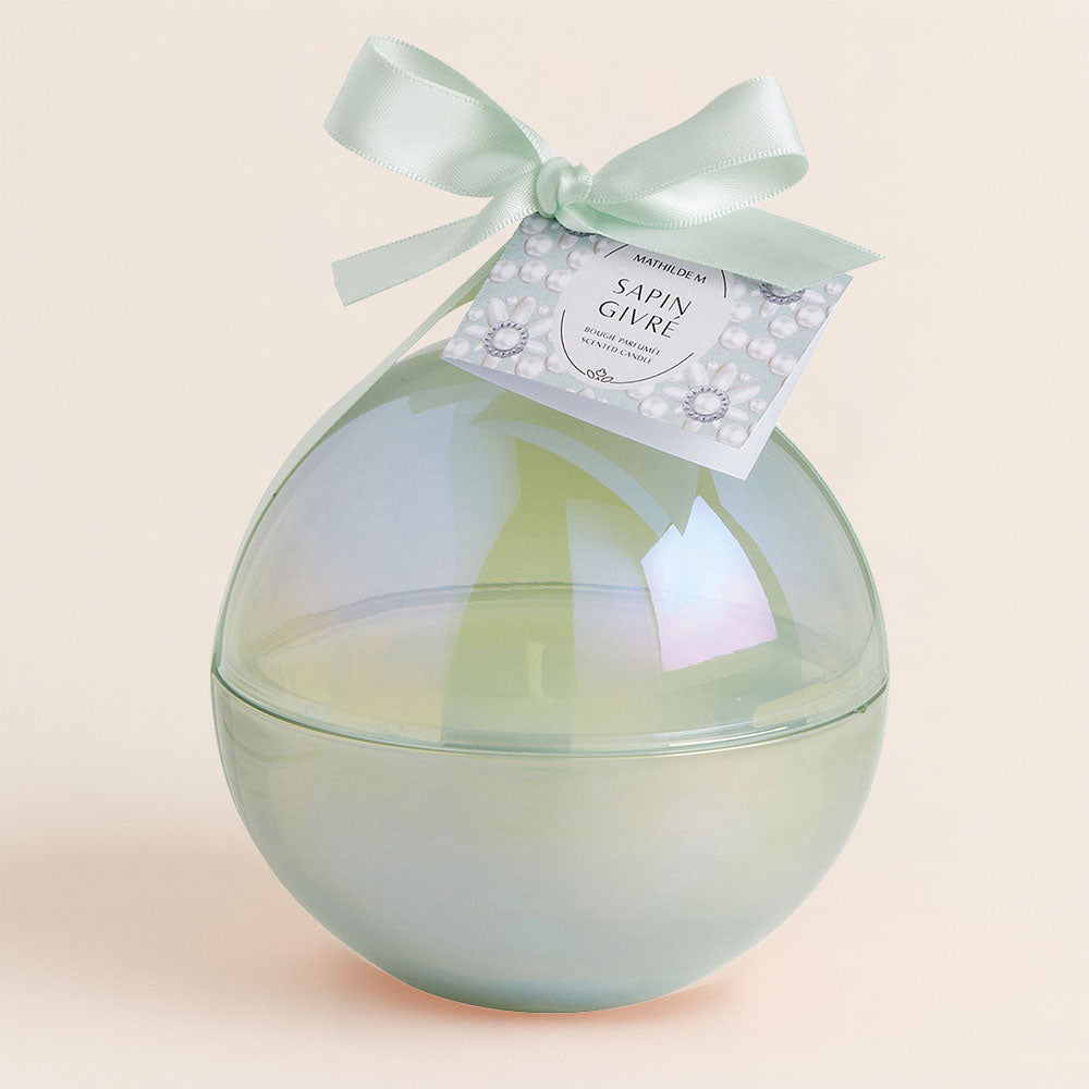 Vela perfumada Sapin Givré 210g: diseño nacarado en forma de perla. Perfuma y decora tu mesa con la magia invernal.