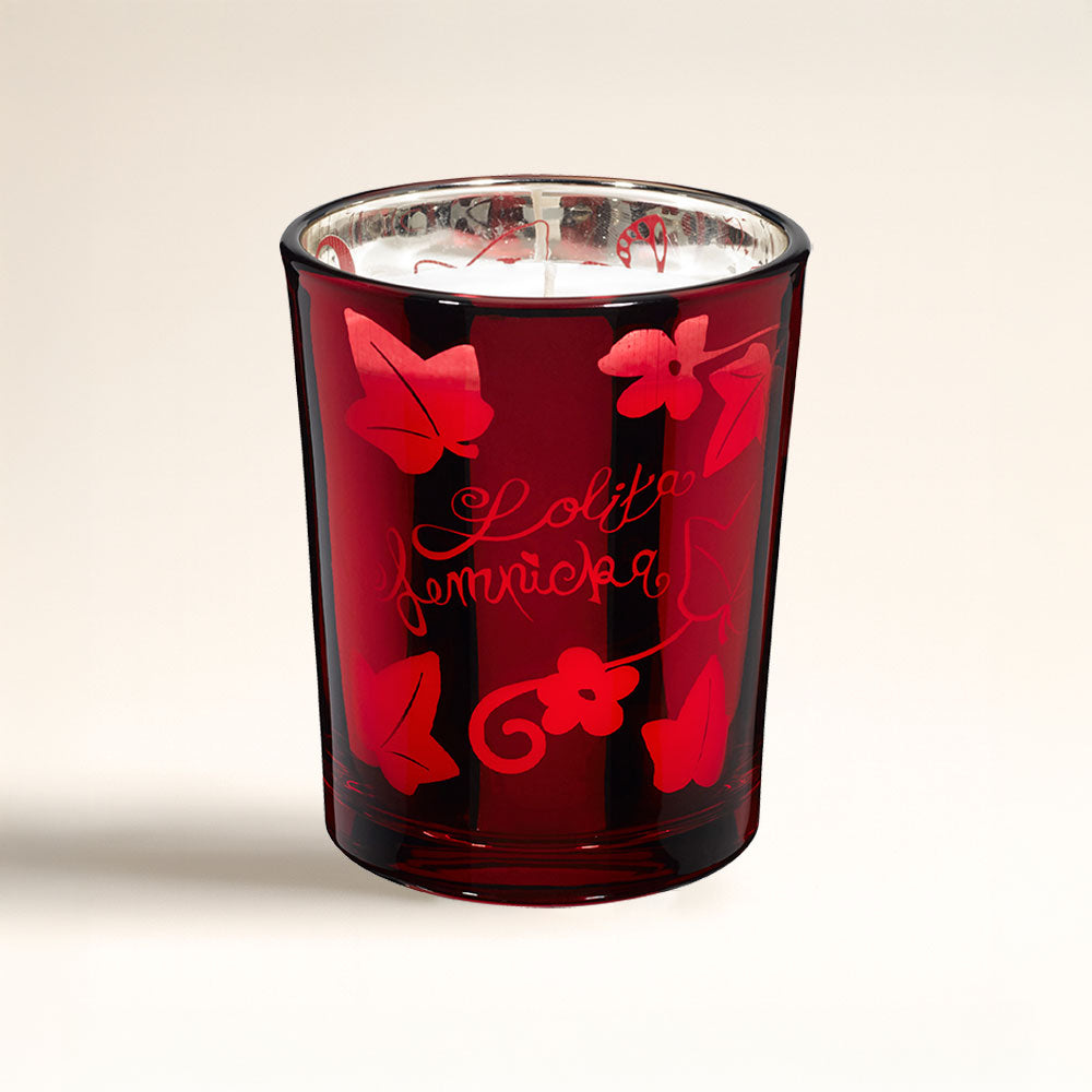 Vela perfumada Lolita Lempicka Sweet (180 g). Un aroma sensual en vaso rojo que es una joya. Decora, ilumina y perfuma hasta 40h. Descúbrela