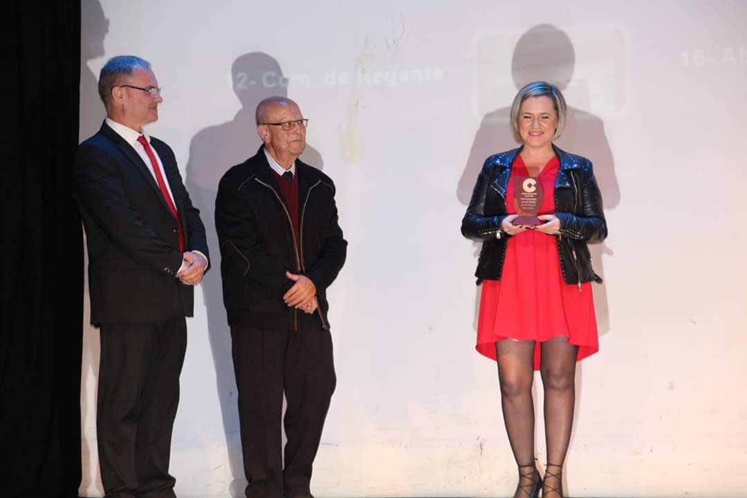 Ana con el premio en la mano