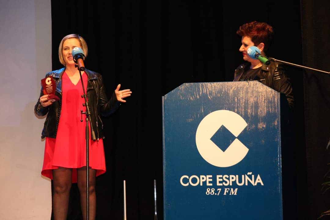 Ana con el premio de la cope espuña