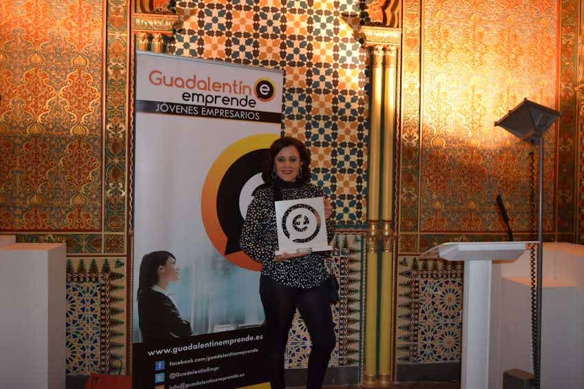 Mari Carmen con el Premio Joven Empresario