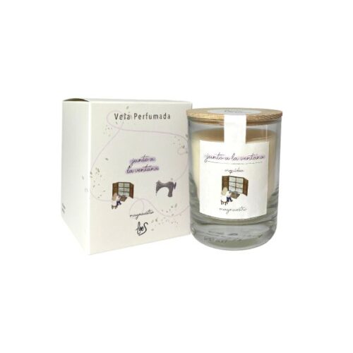 vela perfumada junto a la ventana loes darome