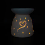 Quemador corazón con la luz encendida con un diseño de un corazón y de puntos de lado marca LoeS D'Arome