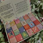 Calendario de adviento abierto donde se pueden ver las 24 tartas y sus diseños