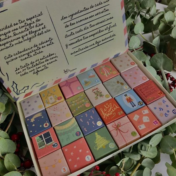 Calendario de adviento abierto donde se pueden ver las 24 tartas y sus diseños