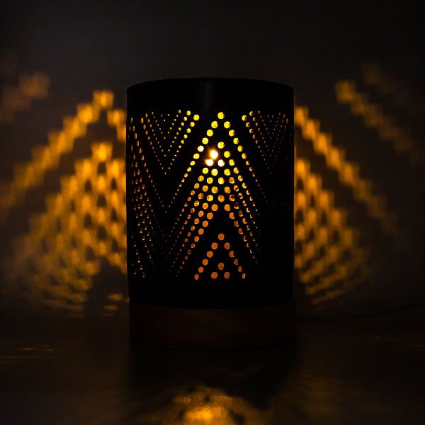 Quemador eléctrico medianoche de la marca loes D'arome negro con la luz encendida
