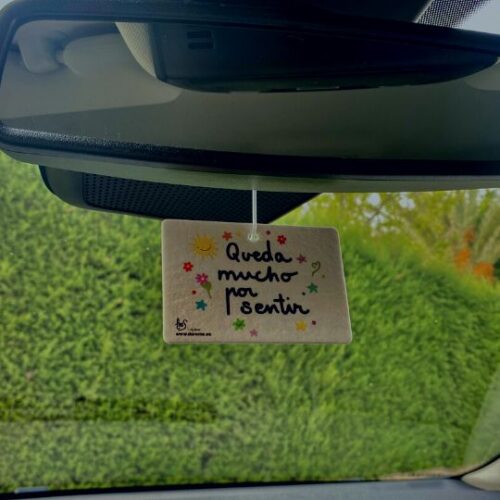 Ambientador de coche con forma rectángular con el mensaje de queda mucho por sentir de la marca loes. Su fragancia es los paseos al fresco.