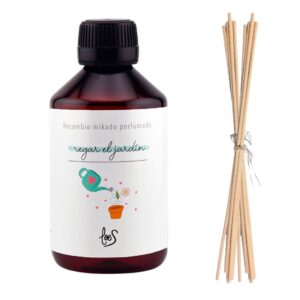 El recambio de mikado Regar el Jardín tiene un aroma floral que llenará tu casa de calma. Rellena tu frasco y perfuma fácil y sencillo. Descúbrelo.