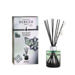 Ambientador Mikado Lily Vert Terre Sauvage un aroma fresco. Diseño elegante en vidrio verde.