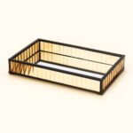 La Bandeja espejo Victoria grande realza tus velas y aromas con su base de espejo y cristal dorado. ¡Dale a tu hogar el toque elegante que merece!