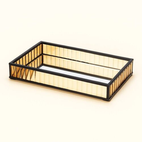 La Bandeja espejo Victoria grande realza tus velas y aromas con su base de espejo y cristal dorado. ¡Dale a tu hogar el toque elegante que merece!