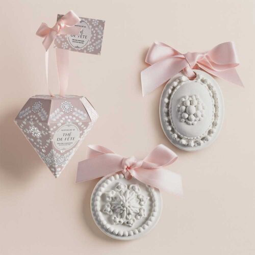 Set de cerámicas perfumadas Thé de Fête: aroma a té, jengibre y vainilla en una joya para sorprender. 👉 Un diamante para regalar estas fiestas.