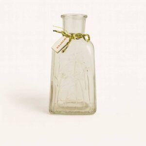 Dale un toque natural y elegante a tu hogar con el envase mikado TESSA ámbar claro. Ideal para rellenar con tu aroma fav y perfumar con estilo.