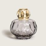 Lámpara catalítica Rosalie Gris de Berger: diseño origami con embellecedor dorado + aroma Pétillance Exquise. Purifica y perfuma con elegancia.