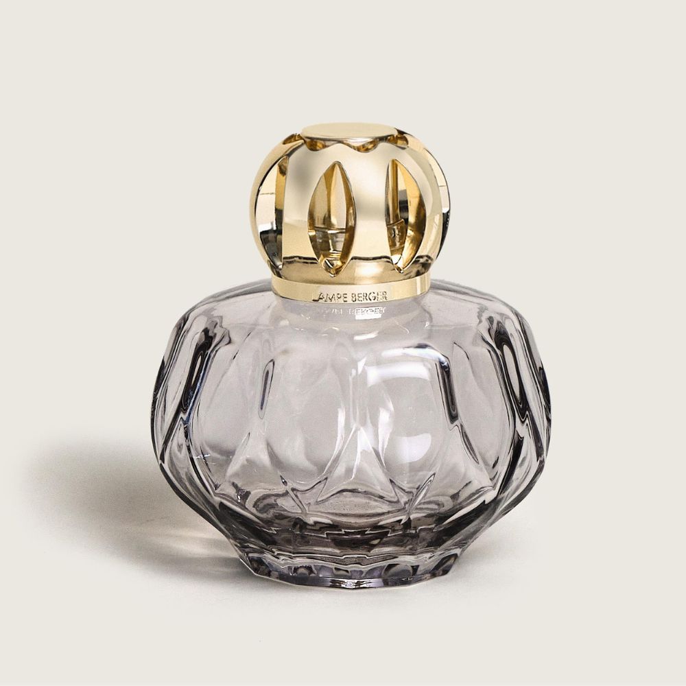 Lámpara catalítica Rosalie Gris de Berger: diseño origami con embellecedor dorado + aroma Pétillance Exquise. Purifica y perfuma con elegancia.